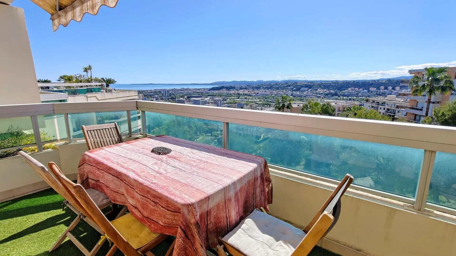 2 Bedroom Flat With Terrasse & Car-Park Nice Ouest 0*,  フランス